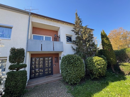 Hauseingang - 'Ideal für die junge Familie - Gut geschnittene 3-Zi-OG-ETW in ruhiger Wohnlage'