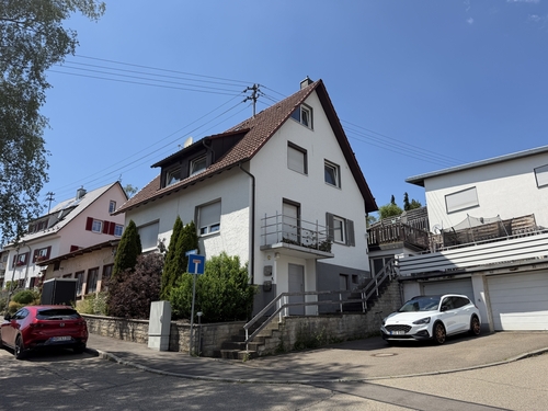 Front - 2 Stellplätze - Großzügiges 2-Familienhaus mit Garagen- Gewerbehalle in Söhnstetten