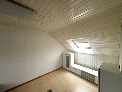 Zimmer 1 (Ansicht 1) - Kompakte und möblierte 2,5-Zimmer-Dachgeschosswohnung im Herzen von Altbach