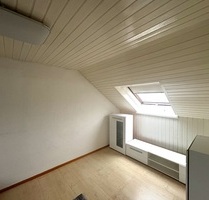 Kompakte und möblierte 2,5-Zimmer-Dachgeschosswohnung im Herzen von Altbach