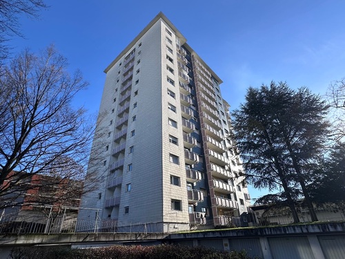 Hausansicht - 'Renovierungsbedürftige 3-Zi.-OG-ETW mit tollem Blick in Stuttgart-Rot'