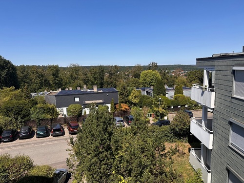 Kinderzimmer mit Blick aus dem Fenster - 