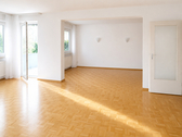 Wohnzimmer mit Blick zum Essbereich KI - 'Familienfreundliche 3,5 bis 4-Zimmer-Wohnung in der grünen Lunge von Stuttgart'