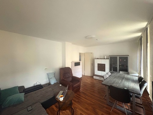 Wohnzimmer (Ansicht 2) - Großzügige 3,5-Zimmer Obergeschosswohnung im Zentrum von Altbach - Ideal für Paare und Singles