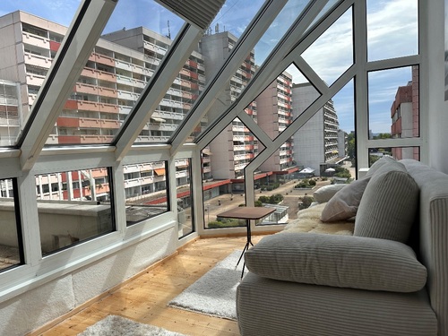 Studio mit Wintergarten mit Aussicht - 'Wohnen auf zwei Ebenen – Charmante Maisonette mit Balkon in Kornwestheim'