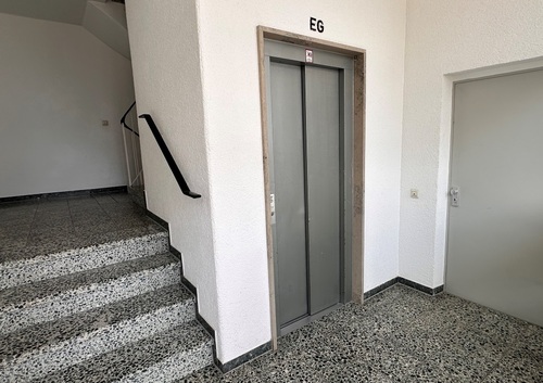 Treppenhaus mit Aufzug - 