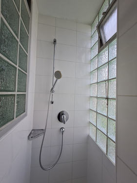1. OG links Dusche - 