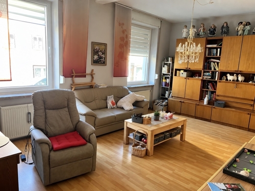 Wohnzimmer - 'Attraktive 4-Zi.-ETW in S-Untertürkheim – viel Potenzial für Eigennutzer & Kapitalanleger'