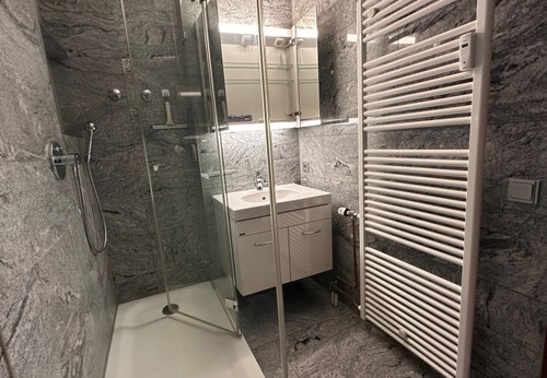 Bad mit Dusche - 