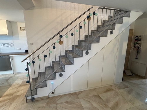 Treppe mit Einbauschrank - 