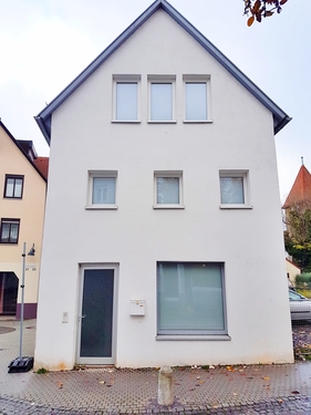 Hausansicht - Kapitalanlage mitten in Schwäbisch Gmünd: Wohn-und Geschäftshaus mit 5,5 % Rendite, vermietet an WG
