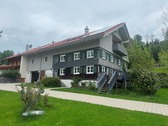 Ansicht Straße - Charmantes Feriendomizil in Grünenbach – saniertes Haus mit 3 Wohnungen & Vermietungspotenzial!