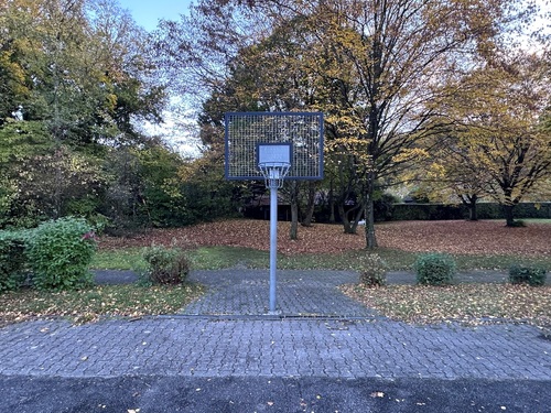Spielplatz mit Basketball - 