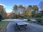Spielplatz mit Tischtennis - 