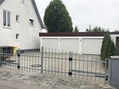 Zufahrt mit Garagen - 