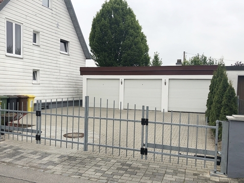 Zufahrt mit Garagen - 