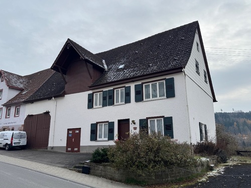 Straßenansicht - Hier können Sie sich verwirklichen - Bauernhaus mit Scheune und Stall in Aussichtslage von Ebhausen
