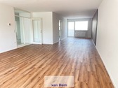 Wohnzimmer - Zentrumsnaher Wohntraum: Frisch sanierte 3-Zimmer-Wohnung mit großem Balkon
