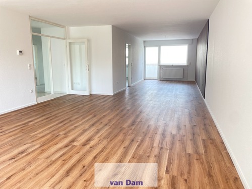 Wohnzimmer - Zentrumsnaher Wohntraum: Frisch sanierte 3-Zimmer-Wohnung mit großem Balkon