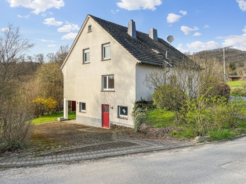 Hausansicht - Attraktives Einfamilienhaus in Windeck-Schladern - viel Platz und großes Grundstück