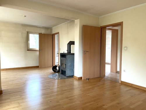 Wohnzimmer - 7 Zimmer Einfamilienhaus zum Kaufen in Windeck