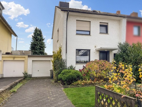 Straßenansicht - Aus Alt macht Neu: Doppelhaushälfte mit enormem Potenzial in Top-Lage