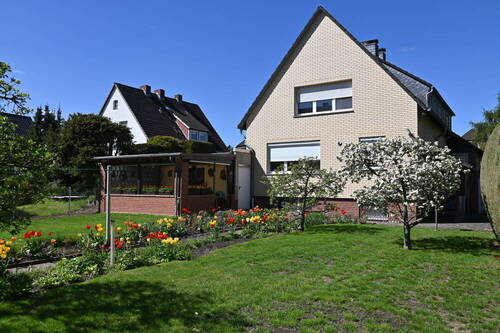 Aussenansicht-002 - Provisionsfrei für den Käufer....!!! Zweifamilienhaus nebst großer Garage in ruhiger Lage ..... !!!