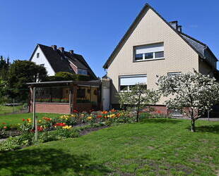 Provisionsfrei für den Käufer....!!! Zweifamilienhaus nebst großer Garage in ruhiger Lage ..... !!! - Hannover / Ahlem