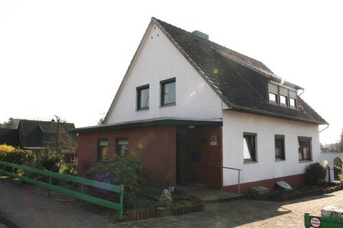 Hausansicht-001 - Preissenkung.....Zweifamilienhaus mit Potential ... !!!