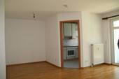 Wohnzimmer_Zugang_Kueche_001 - 