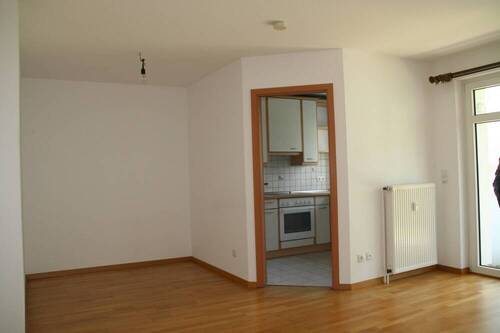 Wohnzimmer_Zugang_Kueche_001 - 