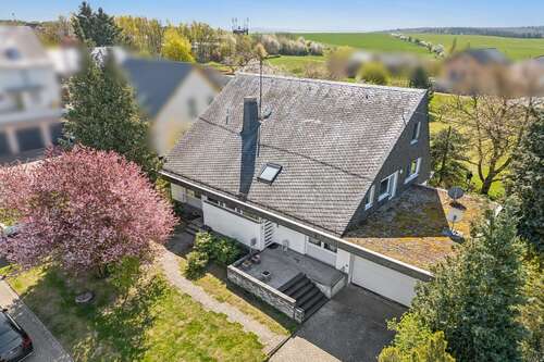 Foto - Haus zum Kaufen in Weisel 359.000,00 € 295 m²