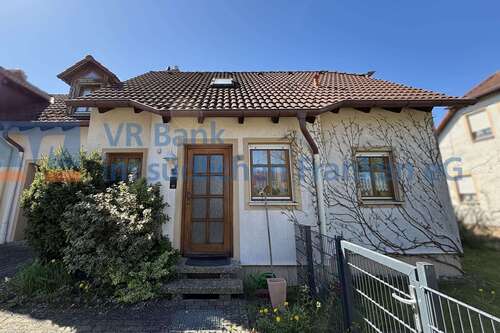 Foto - Haus zum Kaufen in Wassertrüdingen 225.000,00 € 107 m²