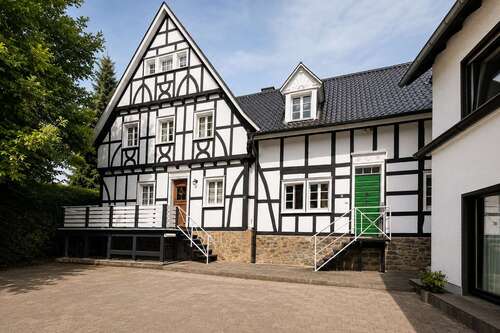 Foto - Haus zum Kaufen in Overath-Zentrum 995.000,00 € 296 m²