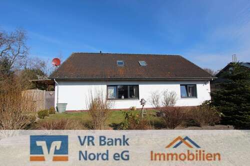 Foto - Haus zum Kaufen in Uphusum 159.000,00 € 175 m²