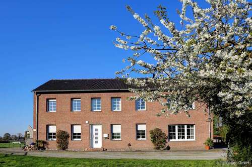 Foto - Haus zum Kaufen in Neukirchen-Vluyn 790.000,00 € 307 m²