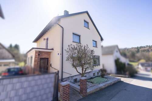 Foto - Haus zum Kaufen in Rödental 198.000,00 € 195 m²