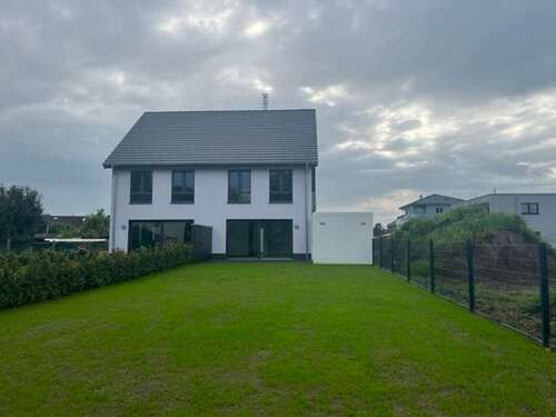 Foto - Haus zum Mieten in Voerde (Niederrhein) 1.715,00 € 137.2 m²