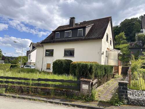 Foto - Haus zum Kaufen in Aßlar-Ortsteil 215.000,00 € 215 m²