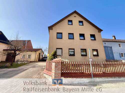 Foto - Haus zum Kaufen in Burgsalach 320.000,00 € 185 m²