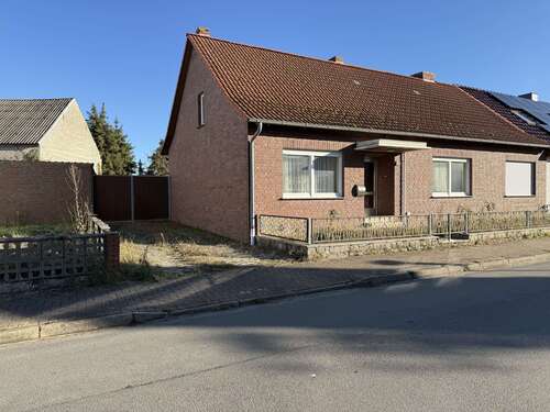Foto - Haus zum Kaufen in Apenburg 80.000,00 € 125.8 m²