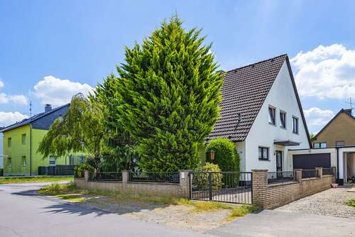 Foto - Haus zum Kaufen in Langenfeld 820.000,00 € 242.6 m²