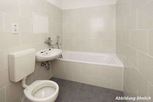 Foto - Wohnung zum Mieten in Halle (Saale) 319,55 € 56.96 m²