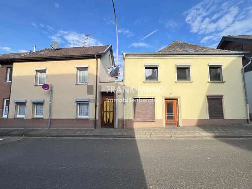 Foto - Haus zum Kaufen in Mönchengladbach-Wickrathberg-Wickrathberg 249.000,00 € 200 m²