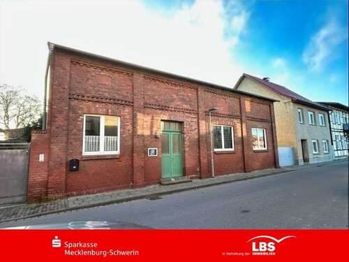 Foto - Haus zum Kaufen in Grabow 40.000,00 € 300 m²