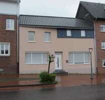 Haus zum Kaufen in Uebach-Palenberg 70.000,00 € 185 m²