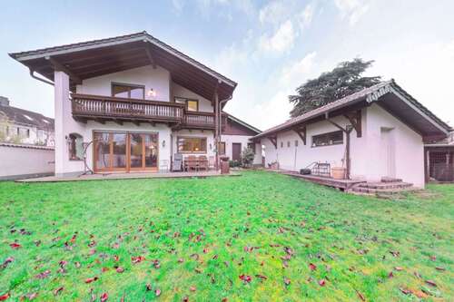 Foto - Haus zum Kaufen in Niederkassel 863.000,00 € 252.17 m²