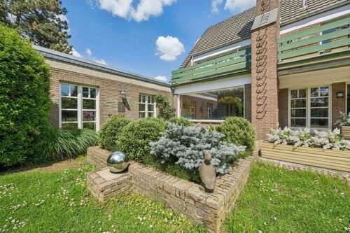 Foto - Haus zum Kaufen in Neuss-Helpenstein 820.000,00 € 260 m²