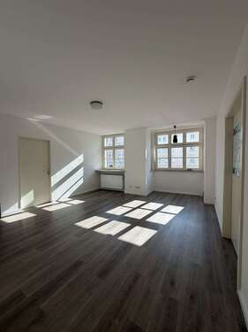 Foto - Büro in Aug 900,00 € 25 m² - 900,00&nbsp;EUR Kaltmiete, ca.&nbsp; 25,00&nbsp;m&sup2;