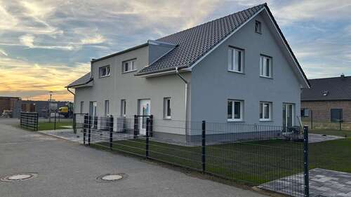 Foto - Haus zum Mieten in Leiferde 1.500,00 € 122 m²